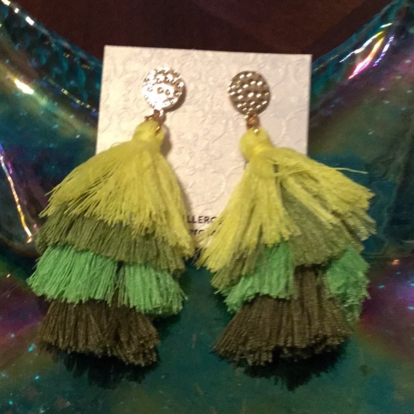 🌼NWT Fun Shades Green Tassel Lightweight Earrings - Picture 2 of 4